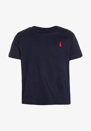 Camiseta azul marino de manga corta para niño pequeño, con cuello redondo y pequeño logo bordado en rojo de un jugador de polo en el pecho izquierdo.