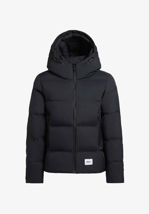 Chaqueta de plumas negra con capucha, con cremallera frontal, dos bolsillos laterales con cremallera y un parche de logo en el dobladillo. Textura suave y acolchada.