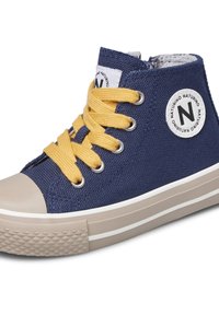 Vysoké tenisky s námořnickou plátěnou svrchní částí, žlutými tkaničkami, bílou nášivkou loga, béžovou gumovou špičkou a texturovanou gumovou podrážkou.