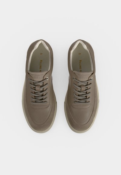 Ζευγάρι δερμάτινα sneakers σε χρώμα ταουπ με μπροστινό κορδόνι και μπεζ εξωτερικές σόλες, από ψηλά σε λευκό φόντο.