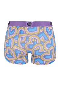 Męskie bokserki z fioletowym pasem, zdobione nakładającymi się wielokolorowymi motywami serc na niebieskim tle.
