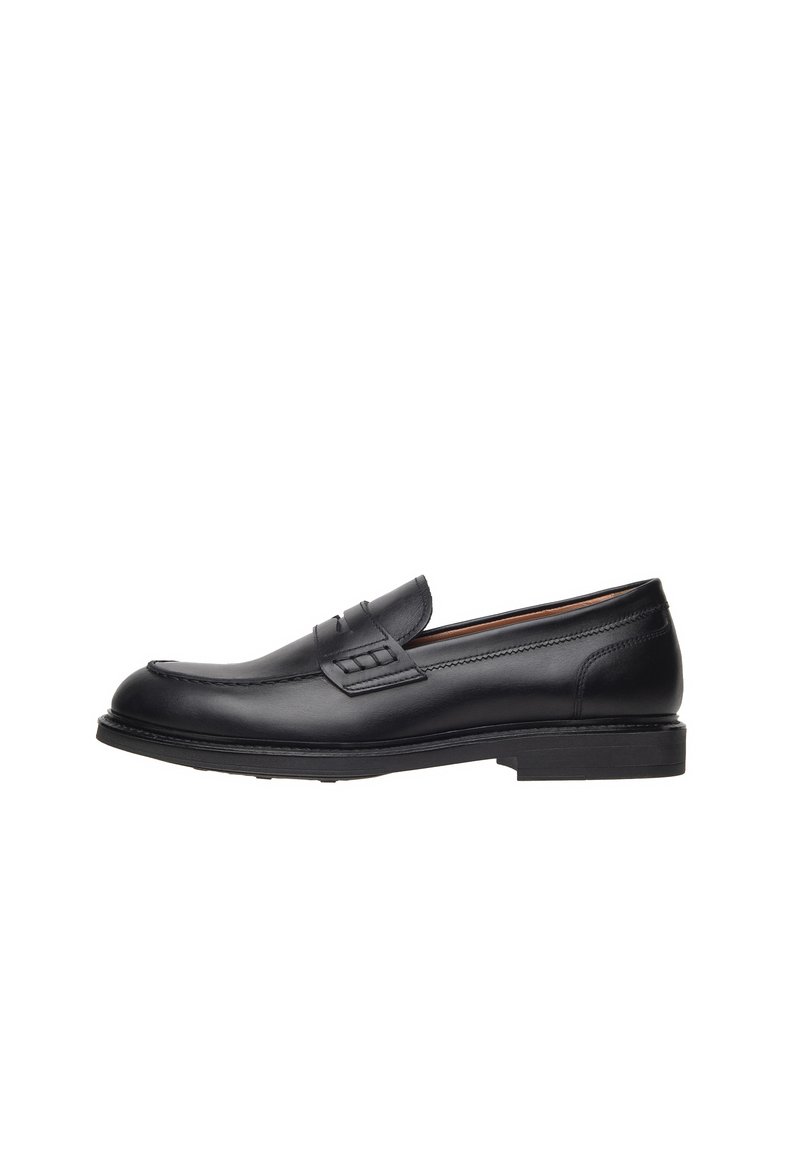 Mocasines de cuero negro con un tacón bajo, punta redondeada, costuras decorativas y un acento texturizado en la parte delantera. Acabado suave.