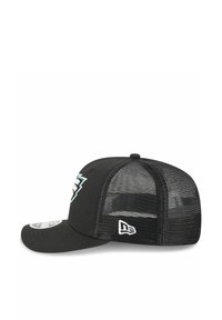 Schwarze Baseballmütze mit solidem Vorderteil und Netzrücken, versehen mit einem gestickten Logo in Türkis und Weiß auf der Krone.