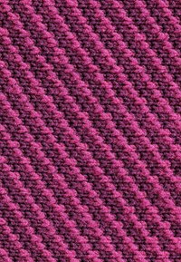 Tessuto con un motivo a coste diagonali in diverse tonalità di viola, con una superficie morbida e testurizzata e un leggero lucido.