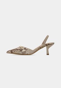 Chaussure à bout pointu, à petit talon et bride arrière en cuir beige et marron embossé python avec accent doré. Talon solide et surface texturée.