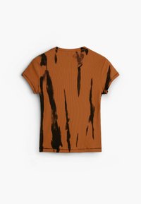 Pruun värvipritsiga T-särk mustade triipudega, ribikangas, lühikesed varrukad, ümara kaelusega ning keha vormile sobiv disain. Tagumine vaade.