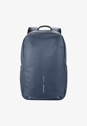 Mochila de color azul oscuro, fabricada con tela duradera, que cuenta con un diseño estructurado y suave, asa superior, correas ajustables y bolsillo frontal con cremallera.