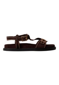 Sandale en daim marron foncé avec semelle noire, deux brides cloutées avec boucles dorées sur le pied et la cheville.