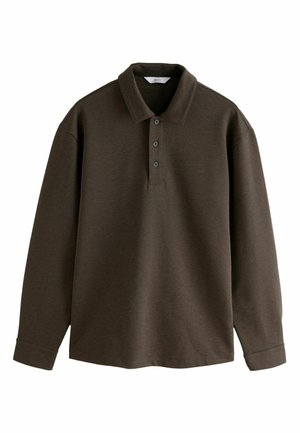 Polo marrone a maniche lunghe, pantaloni grigi chiari su misura e mocassini marroni con dettaglio fibbia dorata. Tessuto opaco, vestibilità classica, tonalità neutre.