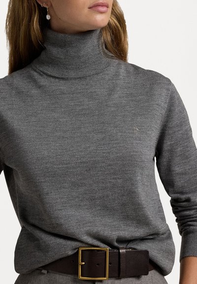 Grå turtleneck genser laget av mykt materiale, med ribbet tekstur og smal passform, paret med et brunt skinnbelte med gullspenne.