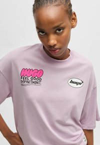 HUGO TEE - T-shirt med print - light purple six