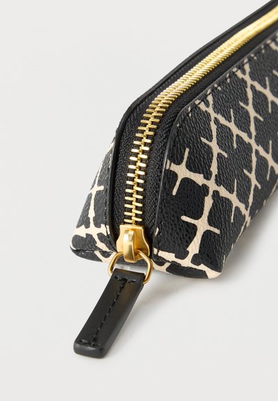 Μαύρο και μπεζ νεσεσέρ με φερμουάρ, με μοτίβο σταυρωτού πλέγματος, υφή υλικού, χρυσό φερμουάρ και μαύρο δερμάτινο κορδόνι φερμουάρ.