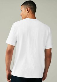 Next REGULAR FIT biały