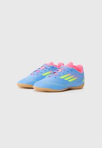 Scarpe da ginnastica sintetiche blu con accenti rosa, caratterizzate da una superficie testurizzata, suola in gomma e tre strisce orizzontali verdi sui lati.