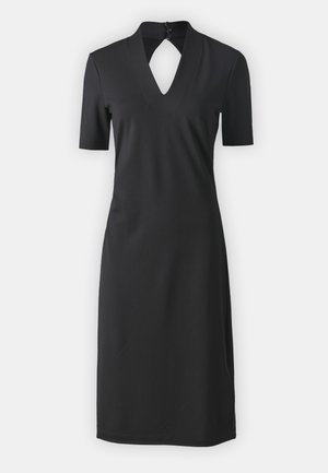 Černé šaty s krátkým rukávem, hlubokým výstřihem do V a výřezem na zádech. Vyrobeno z hladkého materiálu, s úzkým střihem, který sahá do poloviny lýtek.