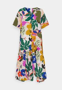 Wielokolorowa bawełniana sukienka z dekoltem w kształcie litery V, krótkimi rękawami, kwiatowymi wzorami i warstwowym falbanem u dołu. Dominującymi kolorami są zieleń, róż i żółć.