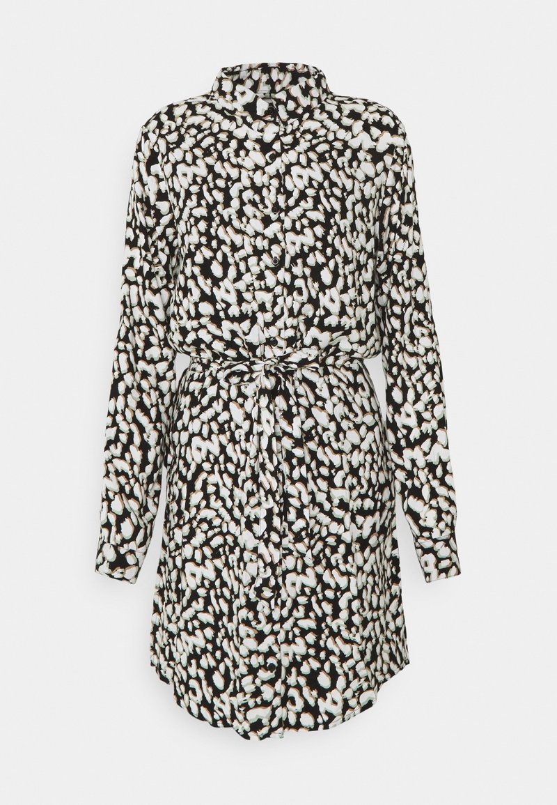 Robe-chemise à manches longues imprimée animal noir et blanc avec col et ceinture à nouer à la taille.