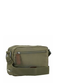 Olivenfarvet nylon crossover-taske med en frontlomme med lynlås, justerbar rem og brune læderdetaljer. Rektangulær form med subtil tekstur.