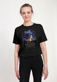 Černé tričko s barevným motivem Star Wars, zobrazujícím postavy a vesmírné prvky. Krátké rukávy, kulatý výstřih, volný střih.