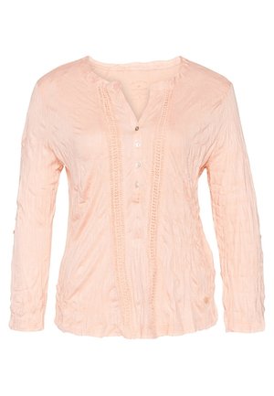 Jasnoróżowa bluzka z długim rękawem z teksturowanej tkaniny, z okrągłym dekoltem, trzema guzikami i pionowymi koronkowymi zdobieniami z przodu.