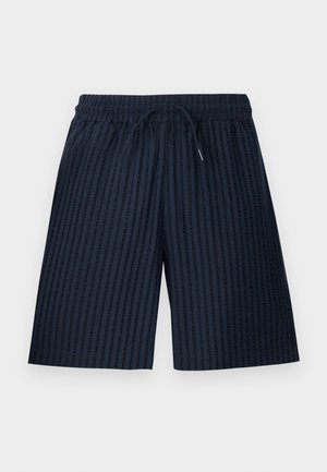 Marineblaue Shorts mit vertikalen schwarzen Streifen, elastischem Bund und vorderer Kordelzugverschluss auf hellem einfarbigem Hintergrund.