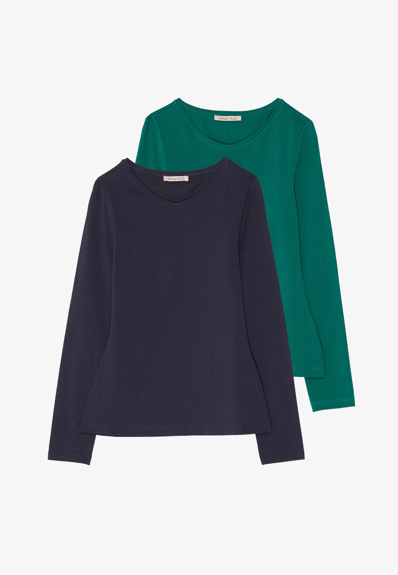 Due magliette a maniche lunghe: una blu navy e una verde. Entrambe presentano un design con scollo a V e una texture liscia e uniforme. Le etichette sono visibili.