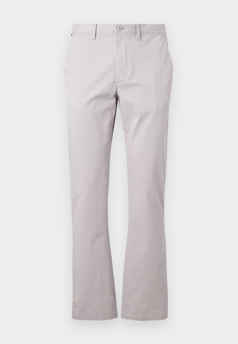 Pantaloni din bumbac gri deschis, cu croi drept, dotati cu inchidere cu nasture si buzunare laterale. Materialul are o textura neteda, cu cute minime.