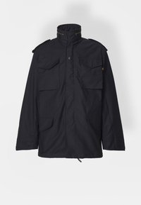 Czarna wojskowa kurtka ze stójką, czterema przednimi kieszeniami i naramiennikami; wykonana z grubego materiału o fakturowanym wykończeniu.