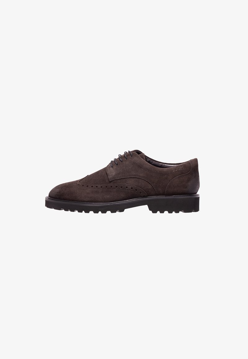 Chaussures habillées en daim brun avec des détails perforés, design à lacets, bout rond et semelle en caoutchouc texturée. Forme propre et classique.