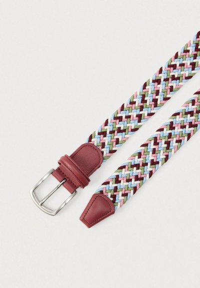 Ceinture tissée présentant un tissu multicolore en rose, vert, bleu et bordeaux, avec une boucle et une extrémité en cuir marron. Quincaillerie en métal argenté.