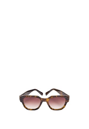 Prostokątne okulary przeciwsłoneczne w kolorze tartaruga z brązowymi soczewkami gradientowymi, grubą oprawką i lekko wygiętymi zausznikami.