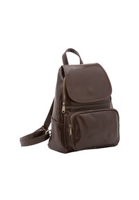 Bruine leren rugzak met een voorvak met ritssluiting, een klepafsluiting en verstelbare riemen. Kenmerkt zich door een gladde textuur en metalen accenten.