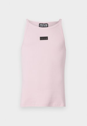Top din bumbac de culoare roz deschis, cu un guler rotund, având un mic etichetă neagră cu inscripția "Versace Jeans Couture" pe piept.