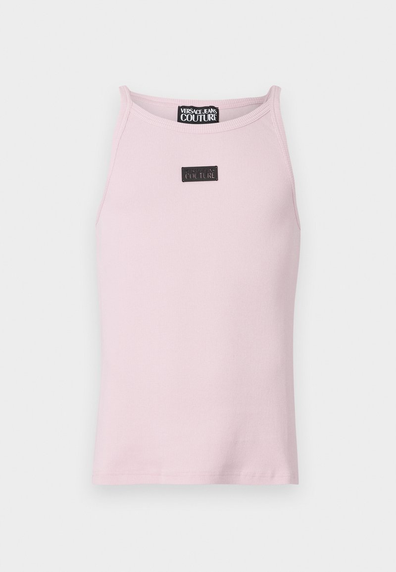 Top en maille ribbed rose clair avec un col rond, présentant une petite étiquette noire portant l'inscription "Versace Jeans Couture" sur la poitrine.