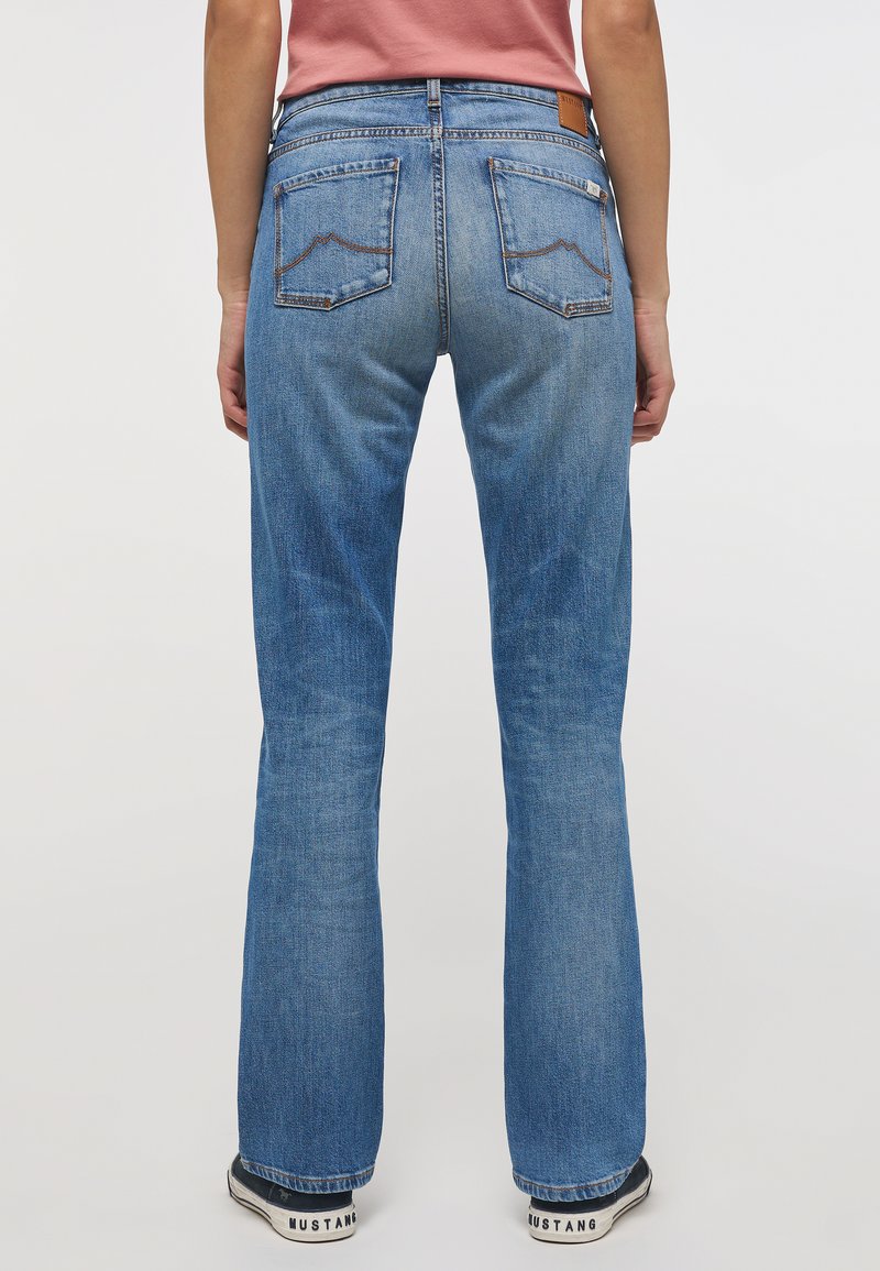 Jean Femme MUSTANG Style Crosby - Coupe Relaxed Slim, Coton Élastique Confort, Délavage Usé, 5 Poches (Bleu Denim)
