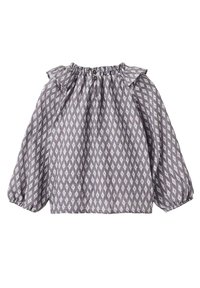 Ljubičasta bluzica sa uzorkom, s volanom oko vrata, zatvaranjem na tri dugmeta i naboranim balon rukavima. Tkanina prikazuje dijamantski motiv.