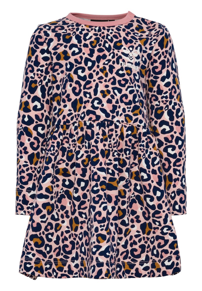 Langärmliges Kleid in Pink mit einem Leopardenmuster, das marineblaue, braune und weiße Akzente aufweist. Ausgestellter Rock mit geraffter Taille.