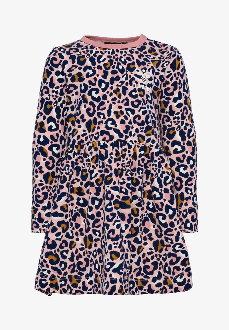 Langärmliges Kleid in Pink mit einem Leopardenmuster, das marineblaue, braune und weiße Akzente aufweist. Ausgestellter Rock mit geraffter Taille.