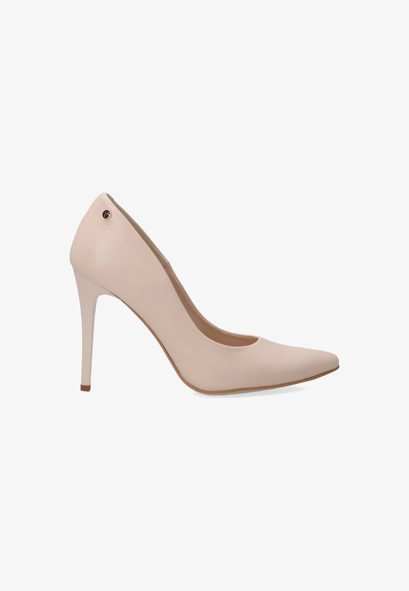 Béžová lodička s špičatou špičkou, hladkým koženým povrchem, štíhlým jehlovým podpatkem a malým zlatým akcentem na zadní straně.