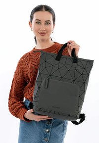Szara torba tote w geometryczny wzór z czarnymi teksturowanymi uchwytami, z przednią kieszenią i eleganckim designem. Materiał: syntetyczny.