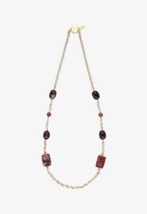 Collier chaîne en or avec des perles ovales et cylindriques en pierre rouge foncé espacées régulièrement le long de la chaîne sur un fond blanc.