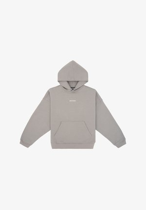 Hellgrauer Kapuzenpullover mit Kängurutasche, tiefen Schultern, gerippten Bündchen und Saum, mit kleiner weißer Schrift auf der Vorderseite.