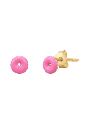 Små runde ørestikker med lyserød donut-formet front og guldfarvede pinde og sommerfuglelåse på hvid baggrund.