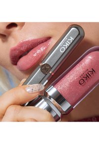 Productos labiales de KIKO Milano que incluyen un tubo plateado y un brillo transparente de color rosa, ambos con un acabado brillante y destellos.