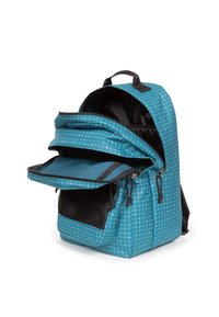 Teal ryggsäck med ett rutmönster, med ett rymligt huvudfack, flera fickor och svarta dragkedjor och detaljer.