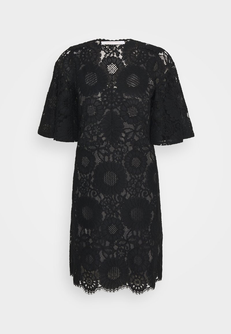 Robe noire mi-longue avec un grand motif en dentelle florale, manches courtes évasées et ourlet festonné sur un fond uni.