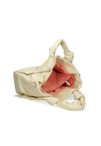 Borsa in finta pelle crema con manici attorcigliati, interno corallo e tasca con zip. Texture morbida e design leggermente strutturato.