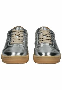 Sneakers metallici argento con lacci beige, punta tonda e suola in gomma. Texture liscia e design minimale con dettagli sottili sui lati.