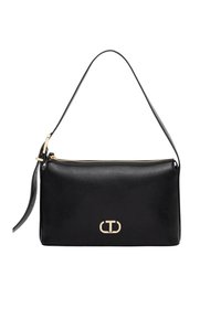 Borsa a mano in pelle nera con chiusura a zip, forma rettangolare piatta e tracolla sottile. Presenta un logo color oro sul davanti.