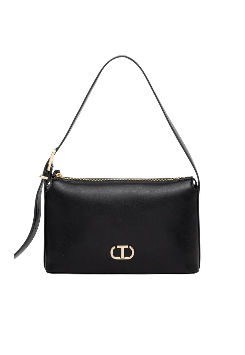 Borsa a mano in pelle nera con chiusura a zip, forma rettangolare piatta e tracolla sottile. Presenta un logo color oro sul davanti.